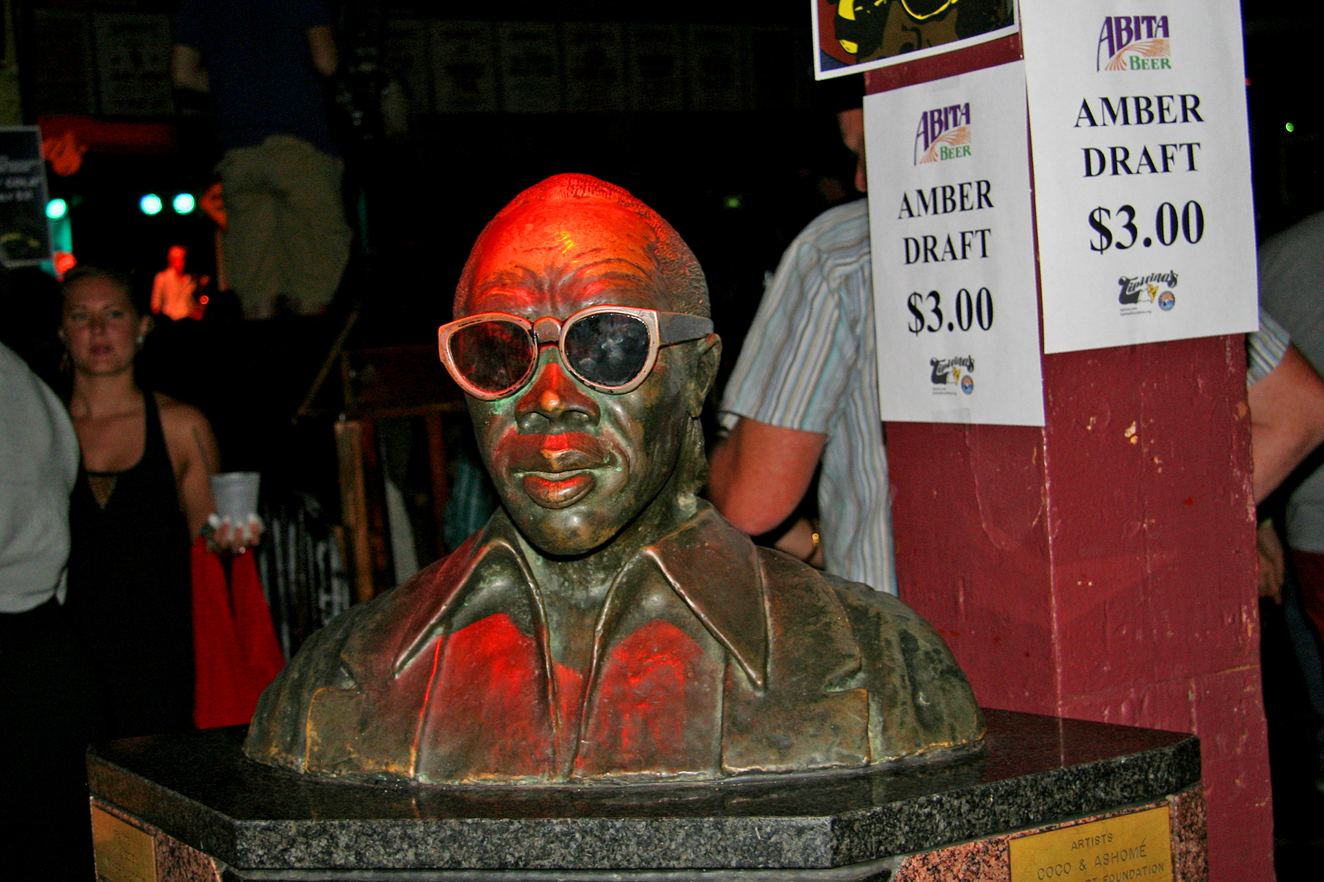 Unter New Orleans-Locals gilt es als ritueller Glücksbringer, der Büste beim Eintreffen im Club kurz über den Kopf zu streichen